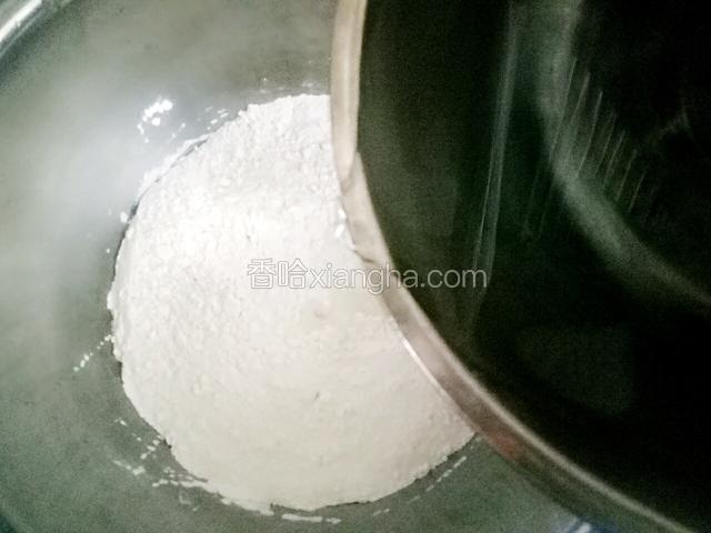 用温水和面，水一点一点放