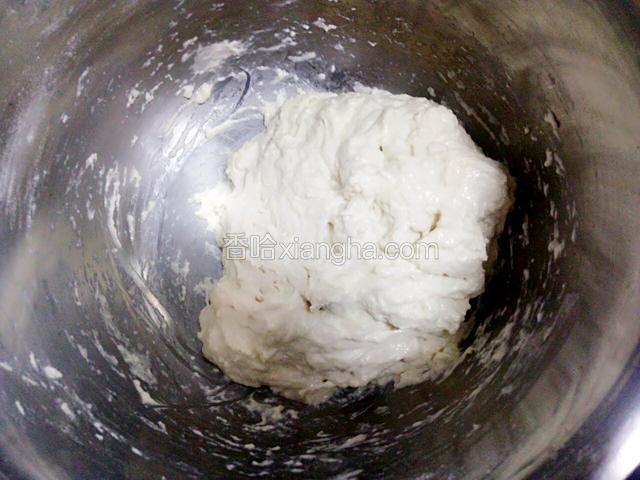用筷子搅匀至没有干粉就行，盖上盖子醒十分钟