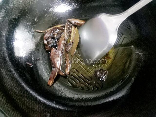 把调料都炸出味以后捞出不要