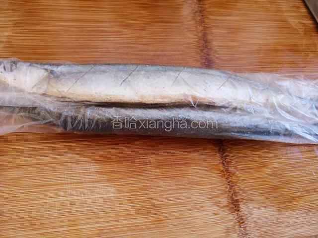 
我是两条鱼用一个保鲜袋包的