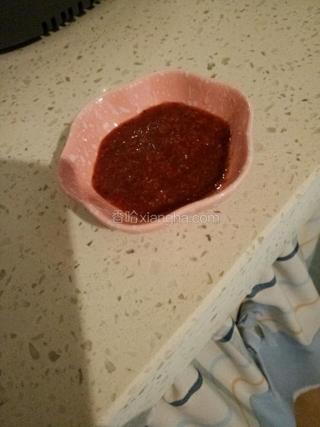 
观察下鱼的火候，这步很重要，要看着鱼不小心就会烤糊，熟了之后在表面刷了我家自制的烧烤辣椒酱，我家以前做过烧烤生意哈，妈妈教我做的老式辣椒酱特别好吃，刷一层就好很辣。