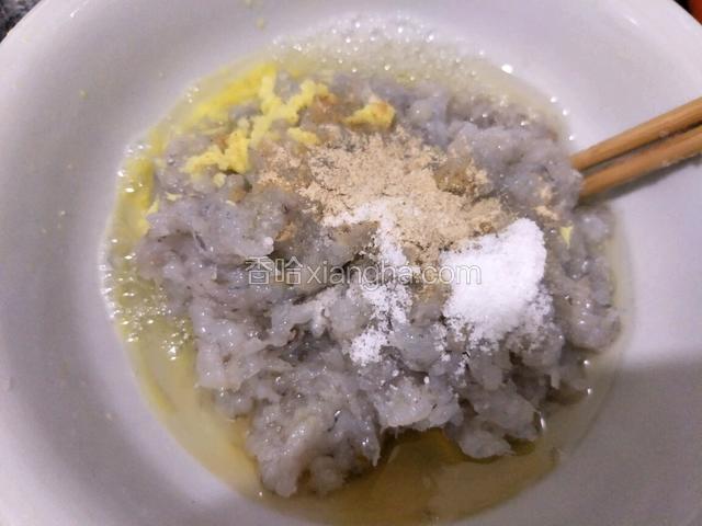 剁好的虾蓉，放入一个大碗里，放入蛋清，胡椒粉，姜蓉，盐，味精，少许的料酒