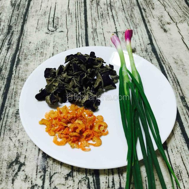 准备食材
木耳，虾米，葱2根（葱洗干净，切段）