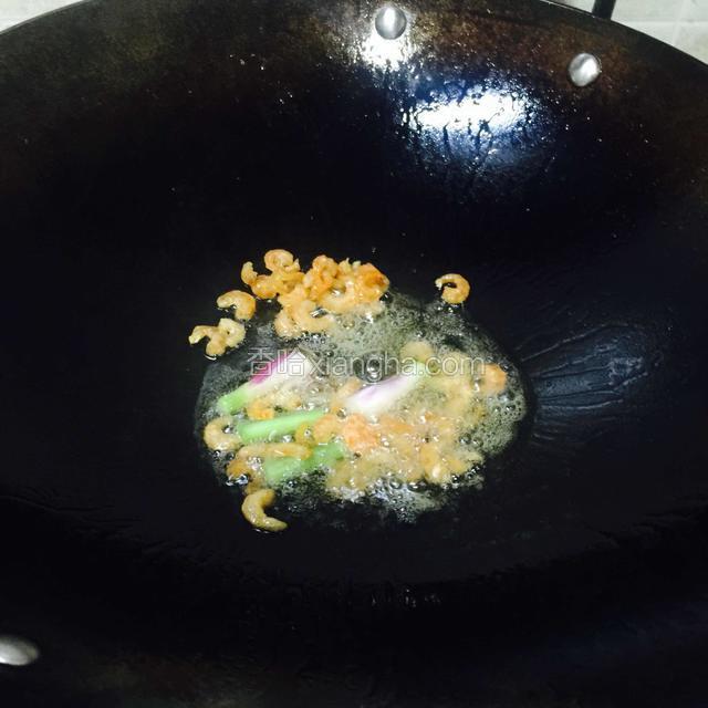 把虾米和葱头倒进锅里，爆香，
拉过油的虾米更香。
爆过葱头的油也更香。
用来炒木耳，香味十足。