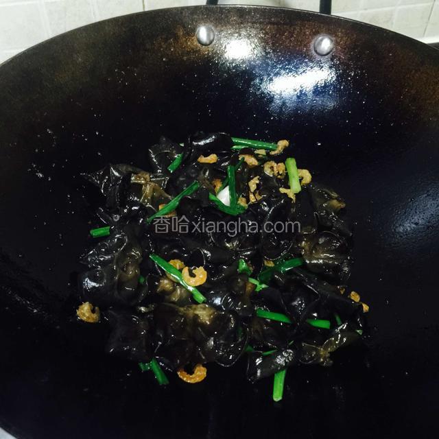 炒好，熄火。装盘，就可以食用了。
PS：整个过程都是连惯的。
全程大火炒。