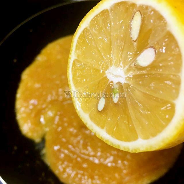 再滴入几滴柠檬汁煮至粘稠即可