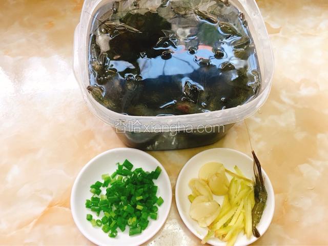准备材料备用，有一只调皮的蹦出来了