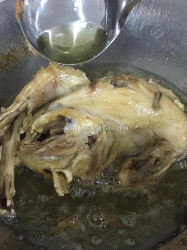 这个炸的步骤最难，油要多，锅要够大，一直淋油上去，翻面要小心。我的锅小了，力大了，所以鸡不完整了