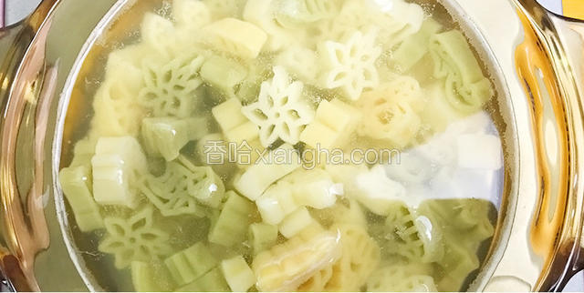 烧一锅开水，加半勺盐，倒入意面煮至三倍大宝餐提示：意面一般煮十分钟左右就熟了，喜欢硬的少煮会儿，喜欢软的多煮会儿，煮到宝宝喜欢的程度就好啦