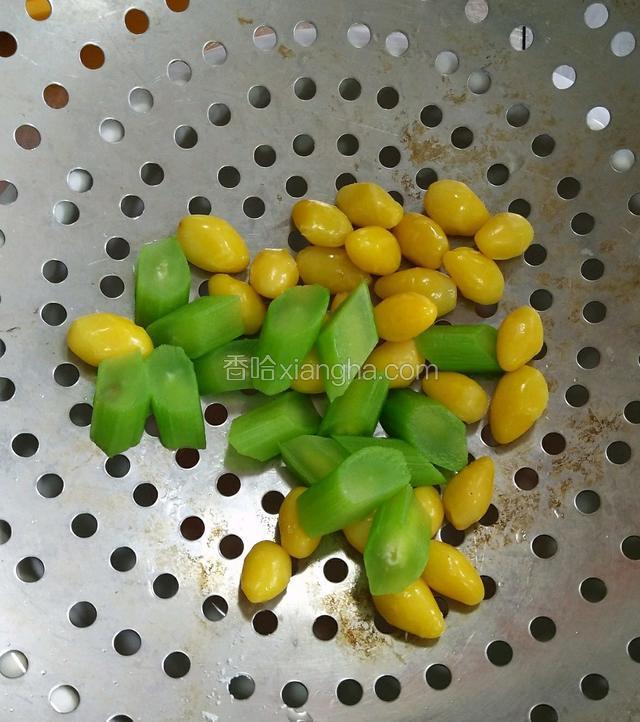 莴笋、火龙果剥皮改刀菱形块，莴笋和白果汆水备用。