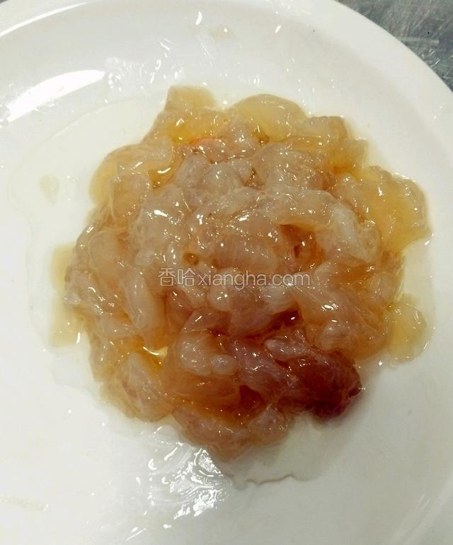 龙虾洗净宰杀，（用筷子类的长条从虾尾部向头部穿过放虾尿，用毛巾包住将头尾分开，在用剪刀顺虾壳边缘剪开将虾肉和虾壳分开即可）虾肉剔净改刀菱形块用蛋清、盐、料酒、淀粉、冷油腌制。
