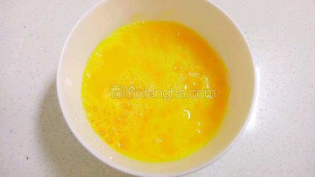 倒入等量的温水，一定是温水，鸡蛋和水的比例在1:1至1:1.5，想嫩一点水就多一点，但是不要超过1.5倍，要不然就不太好了。