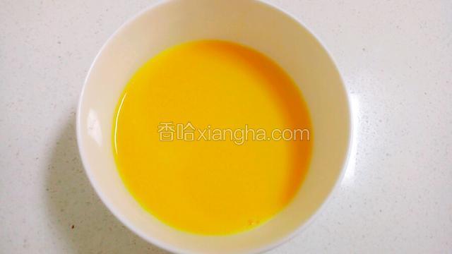 用勺子撇去泡沫，这样最后的鸡蛋不会有太多孔。