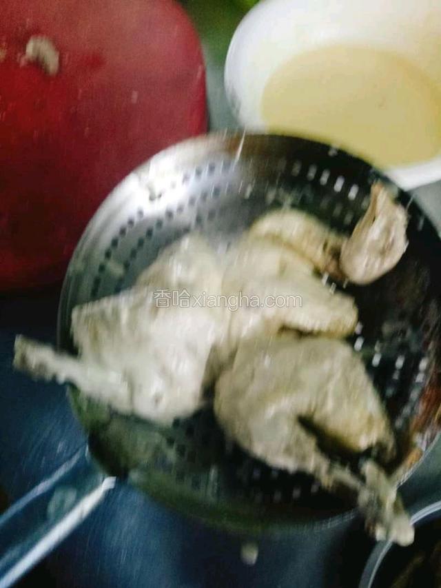 蒸好的鸡挂上全蛋糊。