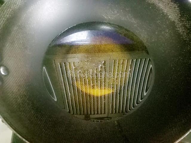 锅中放稍多一些的油，小火