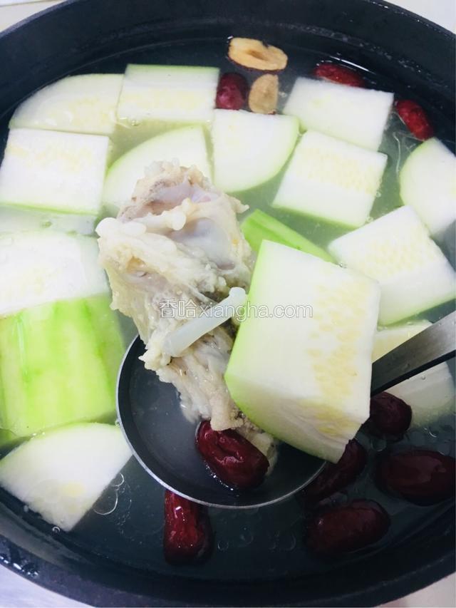 放入节瓜大火煮沸转小火接着煮40分钟