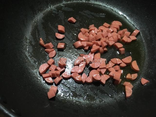 起锅热油放入火腿爆香