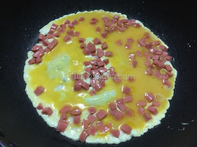 等香味出来了倒入鸭蛋，如图所示，晃动一下锅让蛋液均匀