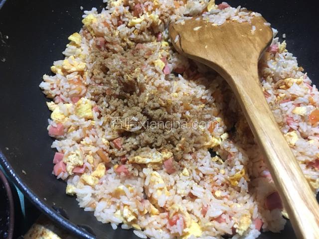 把米饭分开的均匀后放入盐，酱油，五香粉放入一起翻炒均匀，如果米饭太干可放入少许热水翻炒