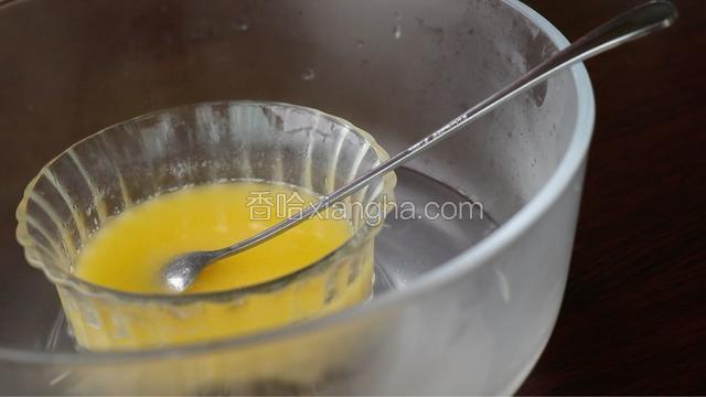 将黄油隔热水融化备用