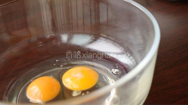 容器内磕两个鸡蛋