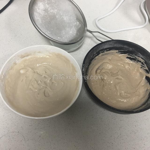 面粉过筛后拌匀。