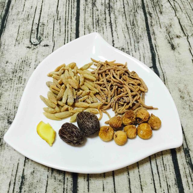 准备汤料
太子参，麦冬，无花果干，蜜枣，小黄姜，洗干净沥干水。
份量见材料表，煲好大约是7~8碗汤的量。