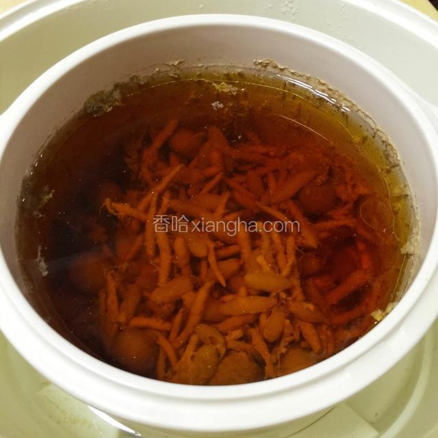 炖好的汤水，清透如镜
这类保健汤料炖瘦肉汤，都是喝其汤水，不吃汤渣。
所以不要奇怪为什么只有汤没有肉。