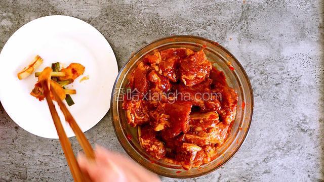 腌制好的排骨挑出葱姜不要