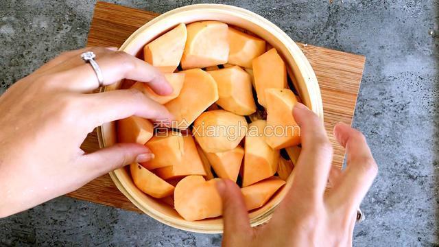 红薯铺于底部
