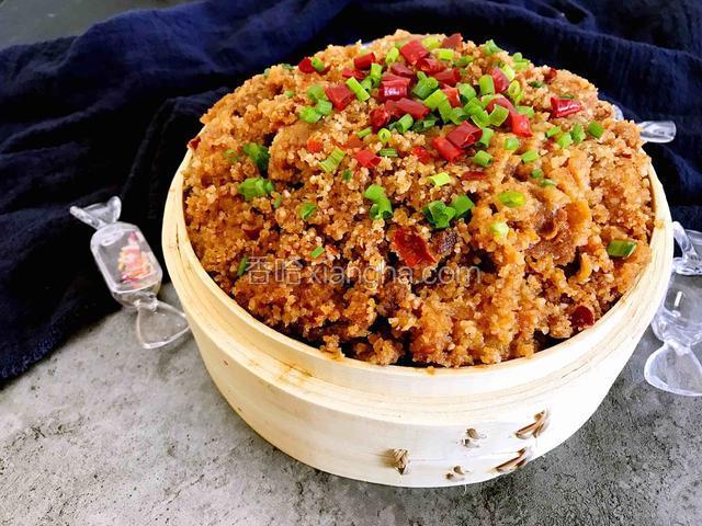 出锅撒上辣椒和葱花点缀