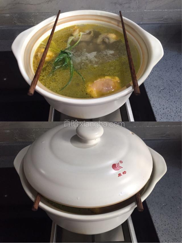 我放砂锅中炖鸡汤，砂锅煮沸后容易溢水，可以在锅上摆两根筷子，再把锅盖搁筷子上，这样就不会溢水了！