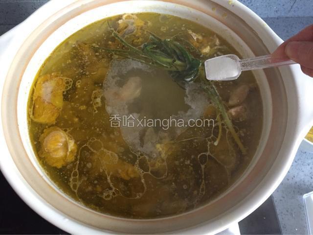锅煮30分钟后在锅里加盐2勺，