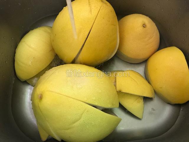 柚子皮用清水洗净后再用粗盐将柚子皮搓一遍并再次冲洗干净备用。