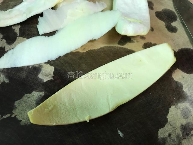 用刀贴着柚皮，尽可能多的去掉白瓤。