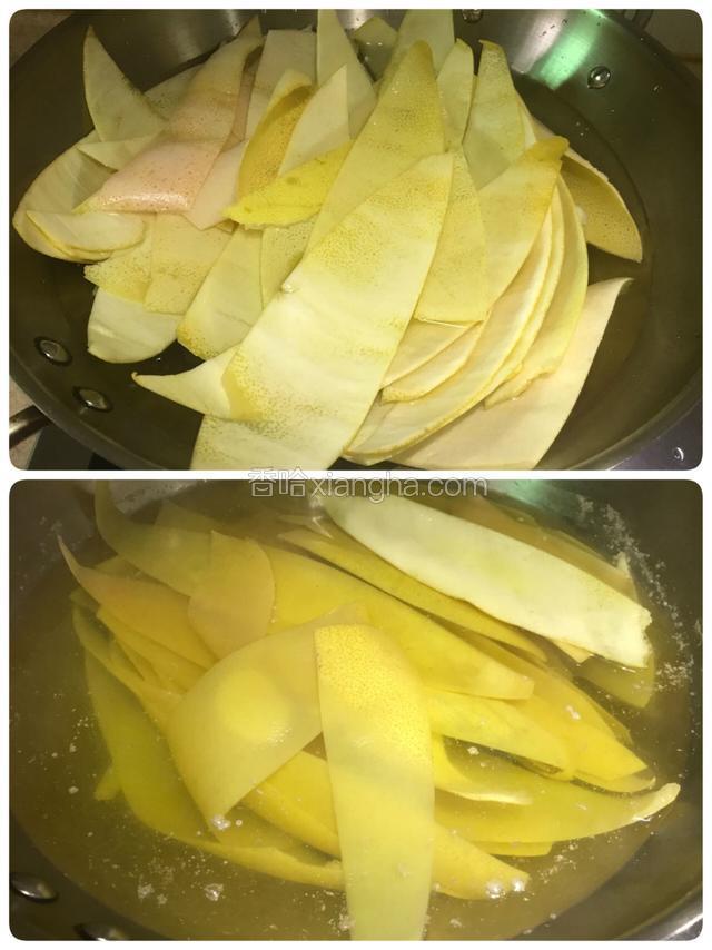 大锅（尽量不要用铁锅）注入漫过柚皮的清水，大火烧开煮2分钟后将柚皮捞出，水倒掉。（此步骤重复3-4次）