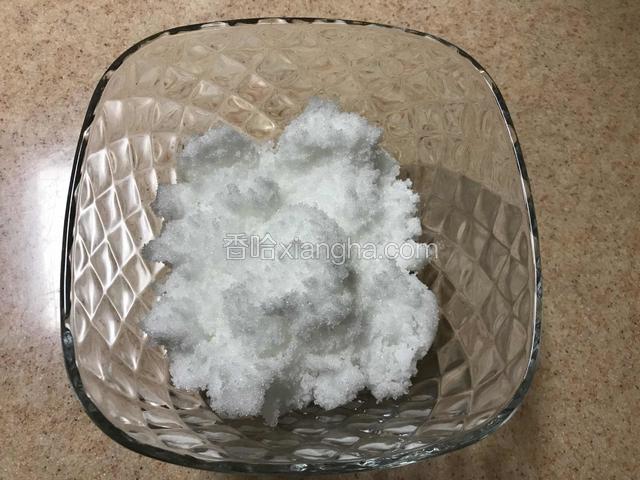 按比例称出糖量（本菜谱糖的用量为柚皮的60%），因为本人不是特别喜甜，喜甜的朋友可以稍微增加一些。