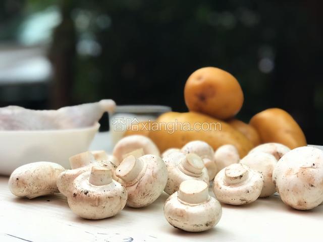 开烤箱预热. 
然后开始准备蔬菜和肉肉. 
我用的是50/50猪肉和鸡肉、因为用谈奶油所以肉不要选择肥的. 我觉得这个派的话还是用肌肉比较好（皮需要去掉）. 