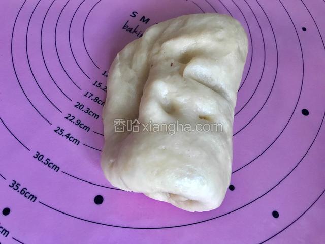 将醒好的水油皮，拿出来揉几分钟