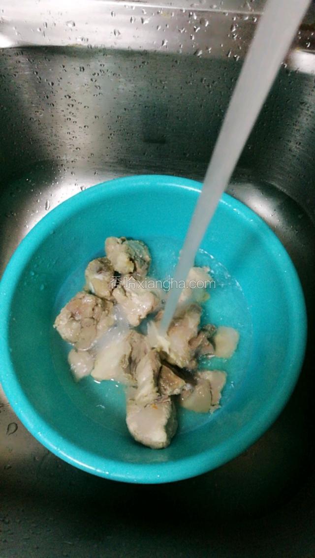 焯好后，用冷水冲洗。