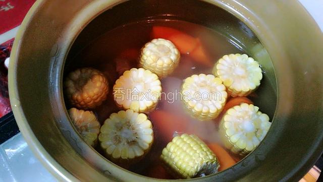加适量的净水，以水过食材为准。