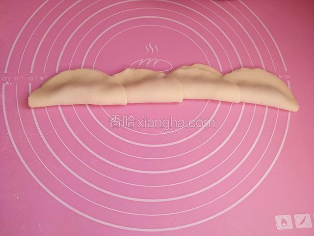 
将饺子皮上下边对折的方式搭到一起，最上面边缘处不用粘水也不用按住。