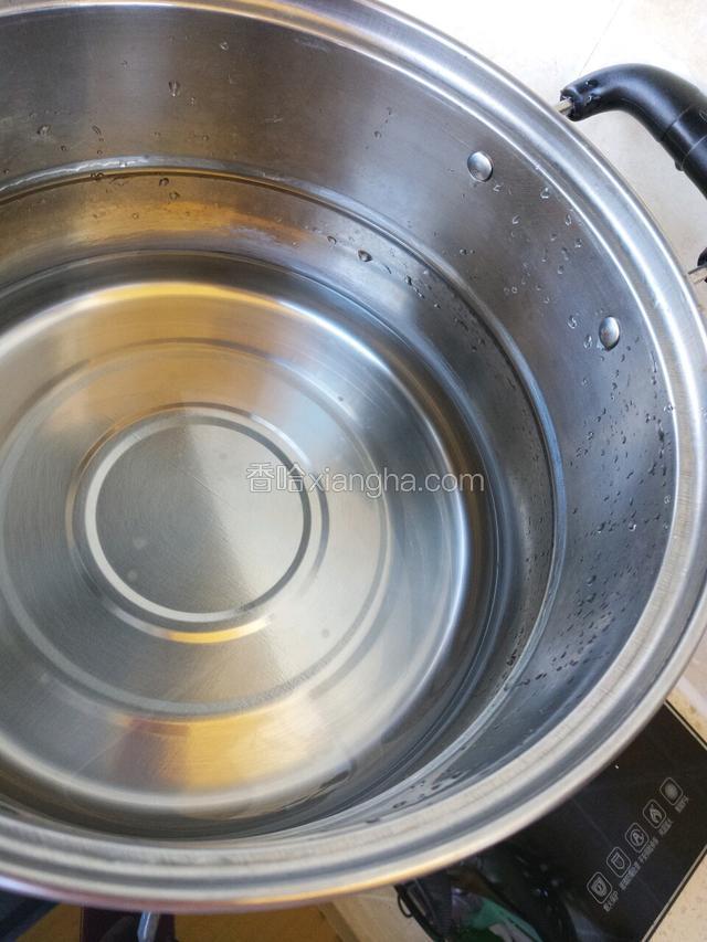 
蒸锅里放水
