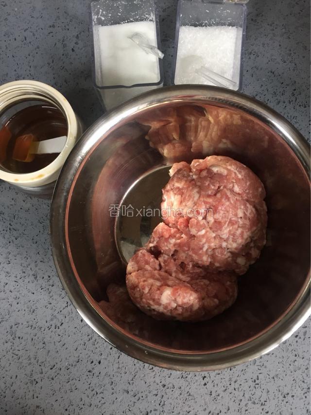 肉末加料酒2勺，盐2勺，味精2勺搅拌均匀。
选用半肥瘦猪肉，全精肉是不能做馅的，那样做的肉馅口感老而且不好吃。肉可以用绞肉机绞碎，自己有时间剁肉末的话自然是更好了，自己剁的肉末口感更有嚼劲更鲜！