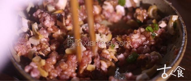 将肉馅、香菇丁、笋丁同葱末、酱油、白糖、香油拌匀