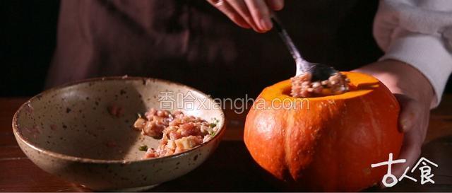 将馅料填入南瓜中，盖上小盖，蒸二十分钟，即可食用