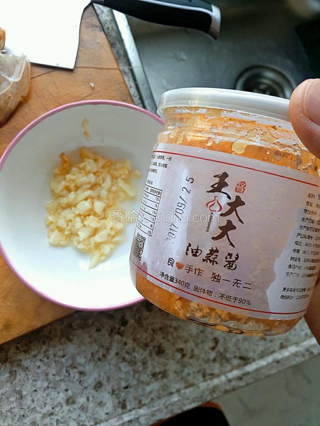 小火把蒜头煎香，然后加入某贱人送的油蒜酱…这个酱还真心香跟不错得，某宝有…蒸扇贝，蒸虾…蒸带子…啥嘟行，又方便…