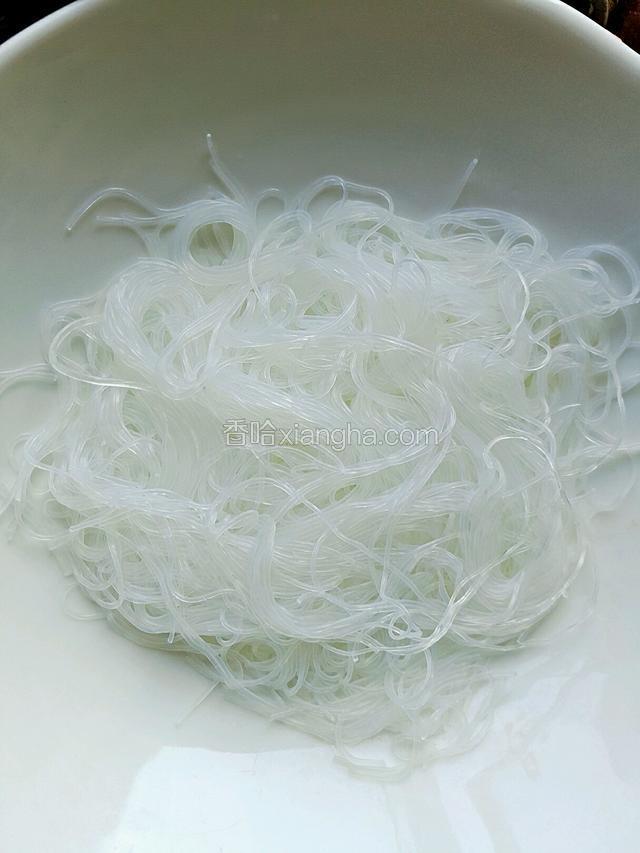 粉丝泡开，沥干水…