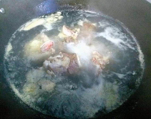 锅里水烧开，放上筒子骨焯水
