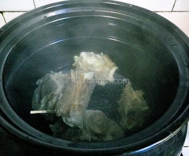 砂锅一次性加足水，在把焯水过的筒子骨用温水洗净晾干水，在放入砂锅，加姜片，胡椒粉，开大火煮开后在转中火慢慢熬制60分钟左右